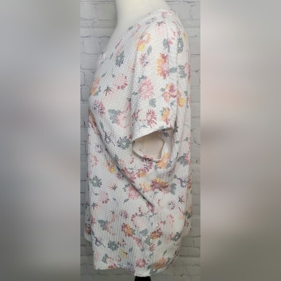 Lane Bryant Waffle Knit Short Sleeve V-Neck Top size 18/20W Floral Print Casual - Picture 4 of 7
